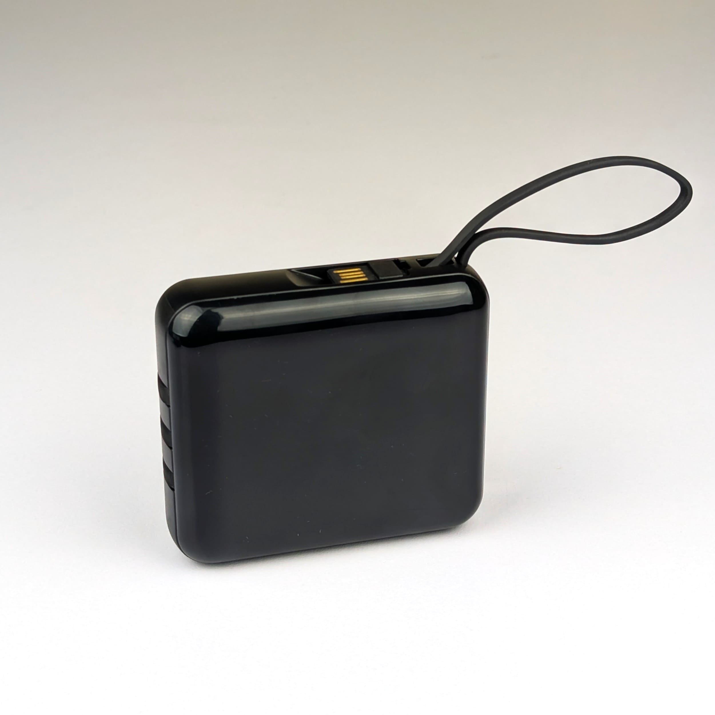 Smart 10000mAh Fast Charge Power Bank with Built-in 4 Cables
