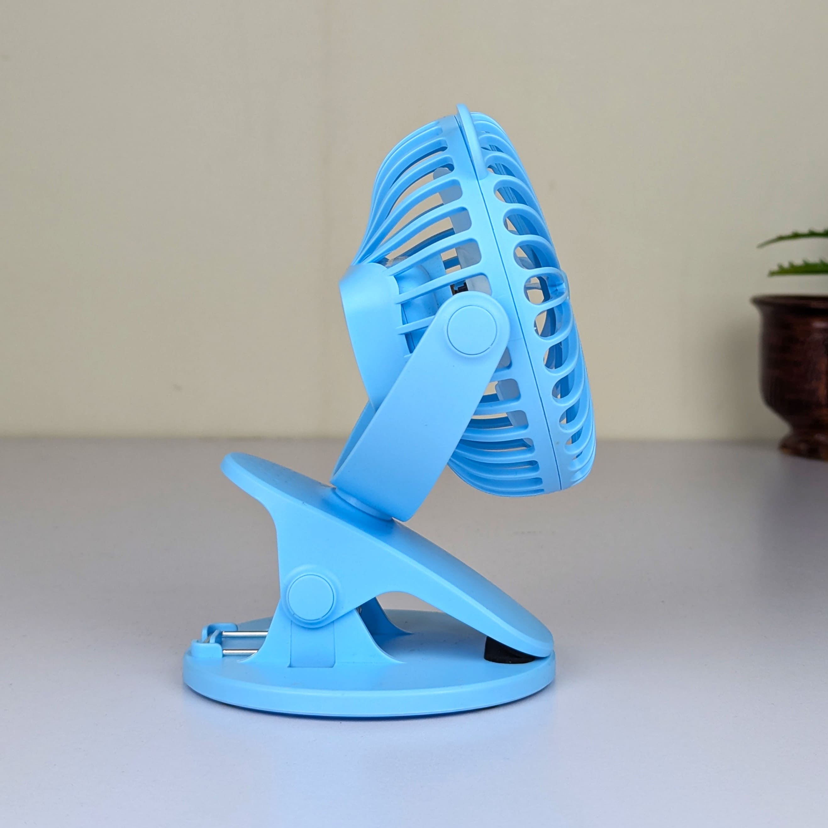 Mini USB Portable Clip Fan with 360 Degree Rotation and Dual Power Support for Desk & Travel