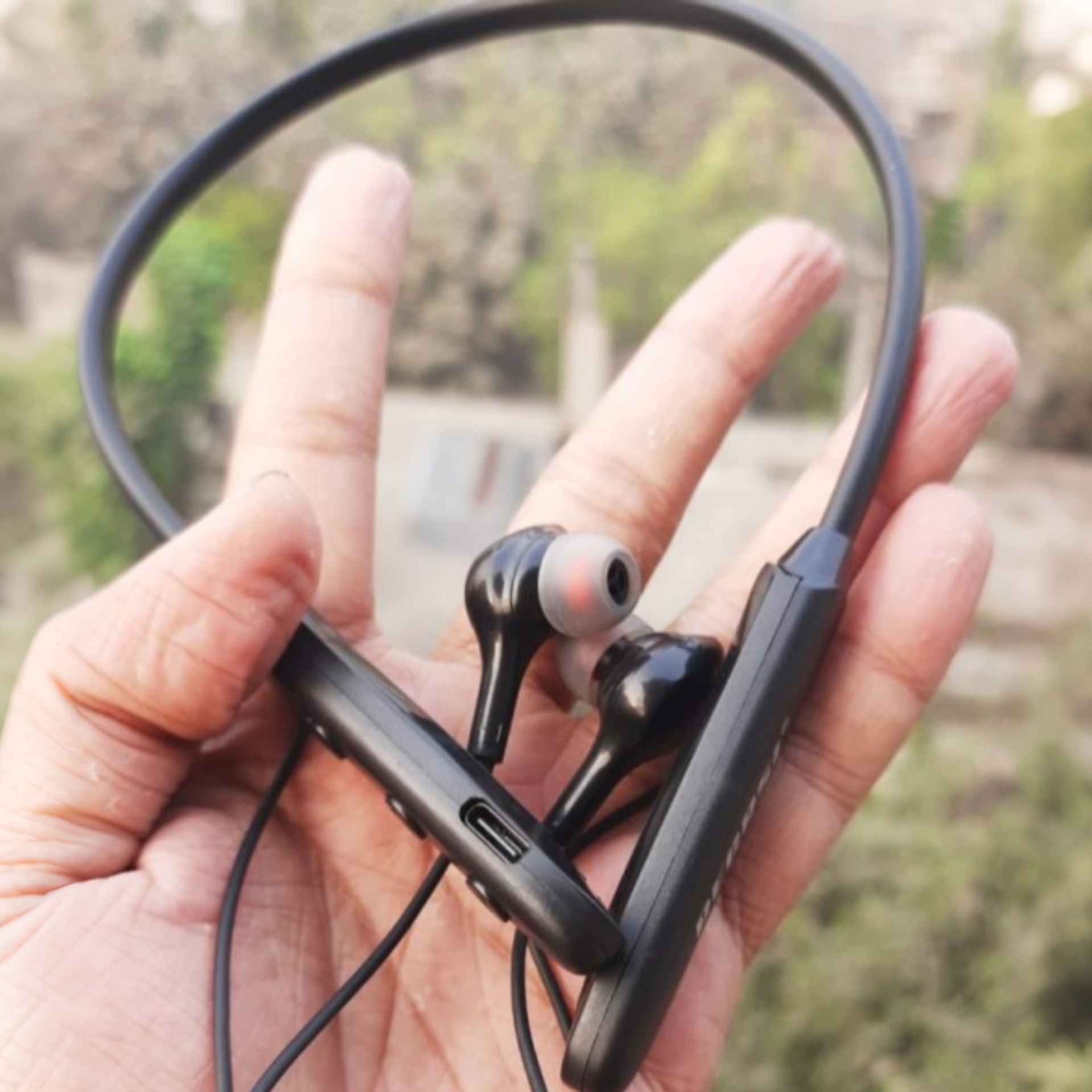 Recrsi RE-NY034 Wireless Bluetooth Neckband with 60 Hours Music Time & TF Card Expand